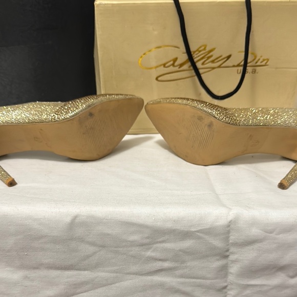 Cathy Din Asymmetrical Gold Women's 4-inch Heels Size 8.5 - Picture 3 of 7
